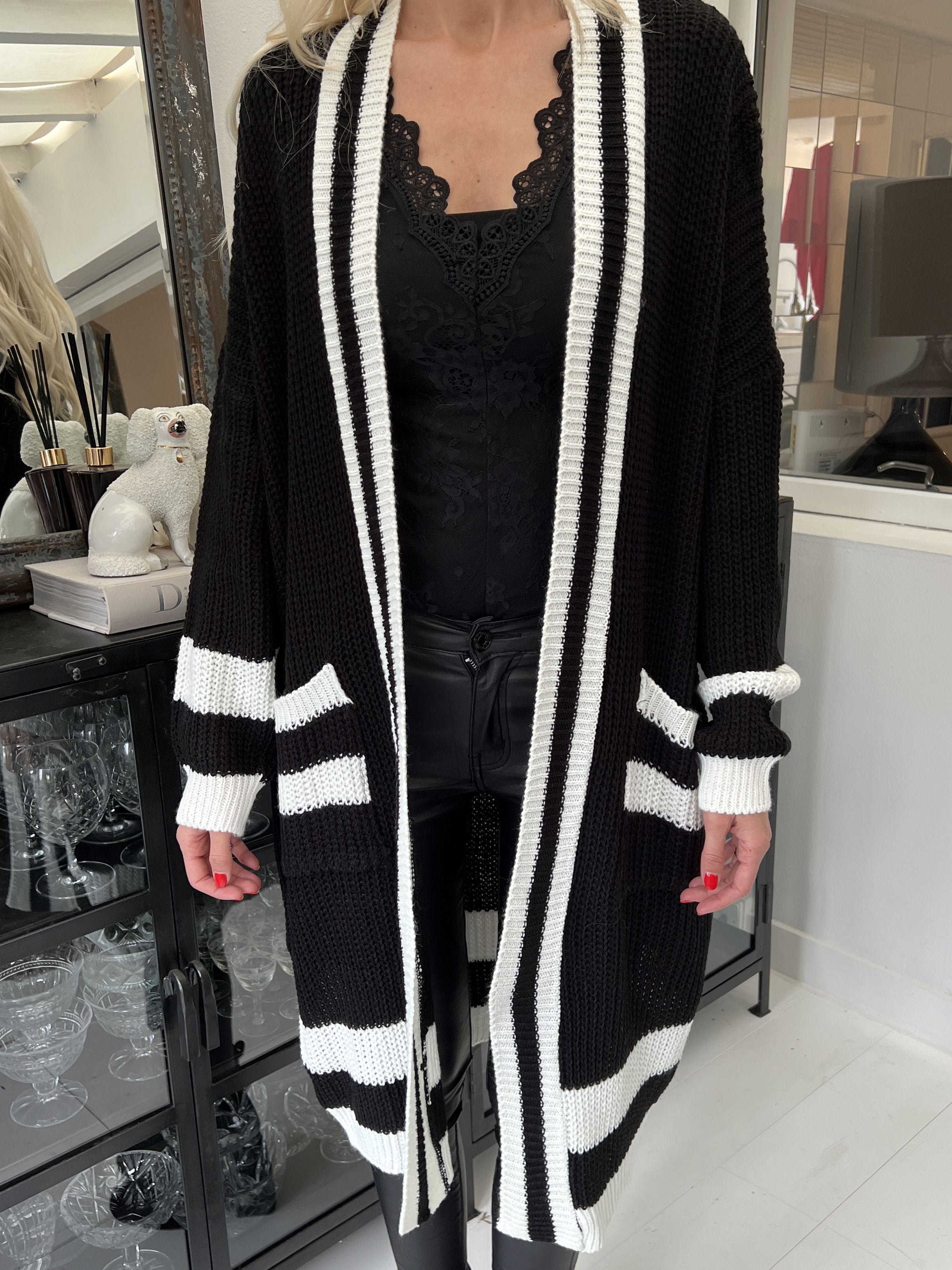Kit - Lang strikcardigan med hvid stribe